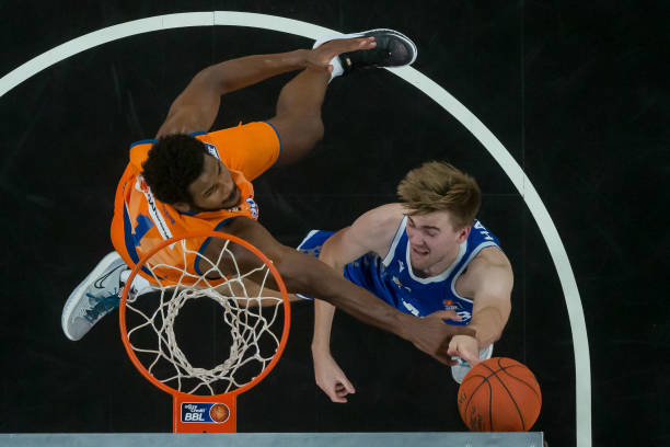 豪放派曼恩to裁判：食我大吧碧池，随后领第2T被驱逐出场.